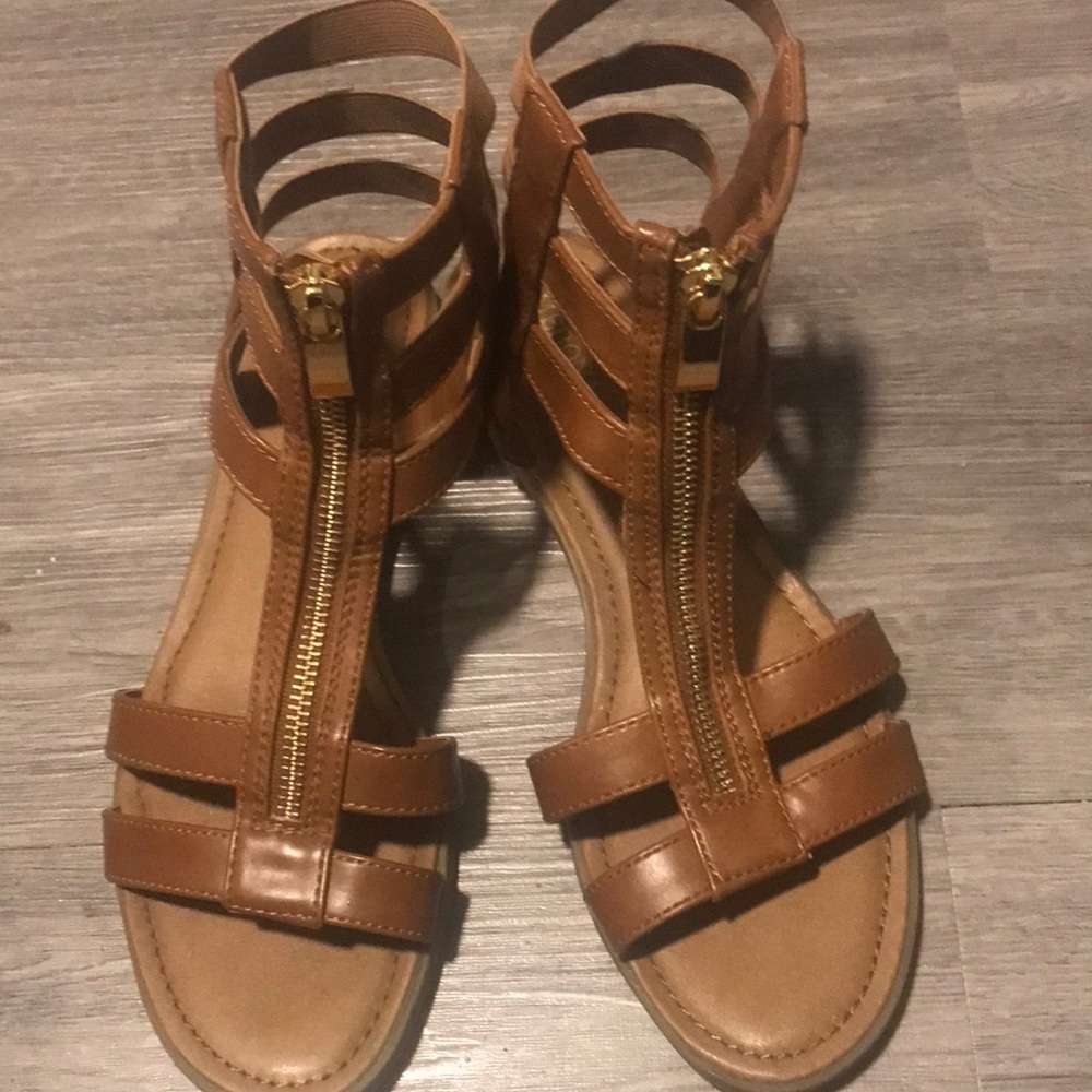 Tan brown, never used. A gift, too small for me.